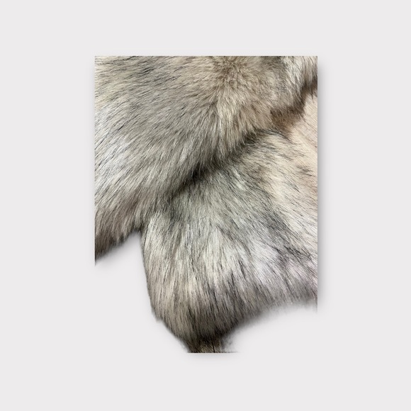 Bring out your best Cruella with this piece 🧣 - Picture 3 of 6